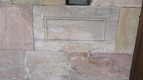 Typical decorated foundation stone of a house in the Schwalm. The inscription reads: ICH ALINES KUHEST UND DESEN EHEFRAU M. K. STEINBERG DIE HABEN MIT GOTTES HILF GEBAUT 1872