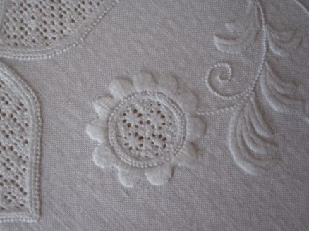 Circle outlined with uniform and evenly distributed scallops. The scallops have been embroidered using precisely placed Satin stitches.