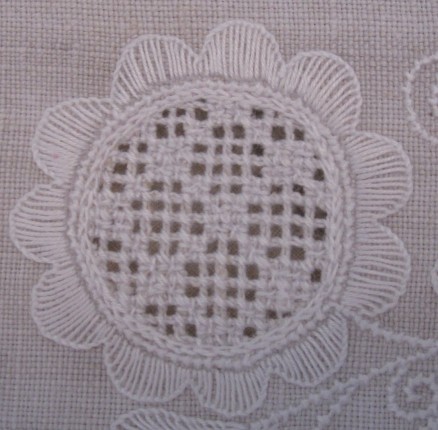 Circle outlined with uniform and evenly distributed scallops. However, the thread is too thin and the stitch density is not correct.