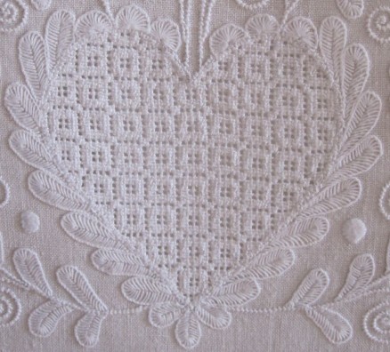 leave-shaped scallops in different sizes outline a heart, worked with Blanket stitches