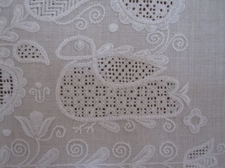uniform leave-shaped scallops as decoration for a bird, worked with Blanket stitches