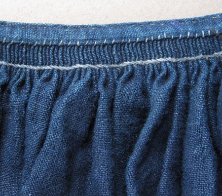 Gathering of a skirt with waistband – back side