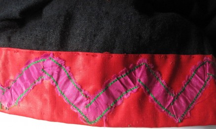 Skirt of the red costume, trimmed with red “Damest” 6 cm deep and additionally decorated with a silk ribbon in a single zig-zag line.