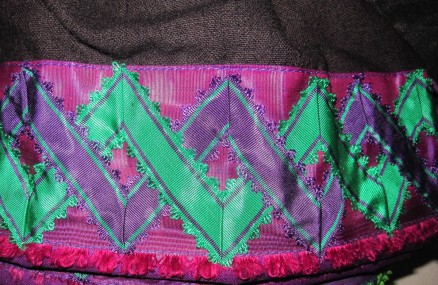 Skirt of the blue costume, trimmed with violet “Damest” and additionally decorated with an 8 cm wide silk damask ribbon onto which two silk ribbons were sewn creating a double zig-zag line.