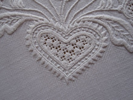 Heart outlined with uniform and evenly distributed Satin stitch points utilizing the correct thread weight. The density of the stitches is good.