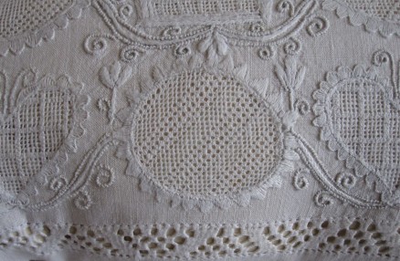 Circle outlined with Satin stitch knife points and hearts outlined with Blanket stitch knife points on a parade cushion from 1821